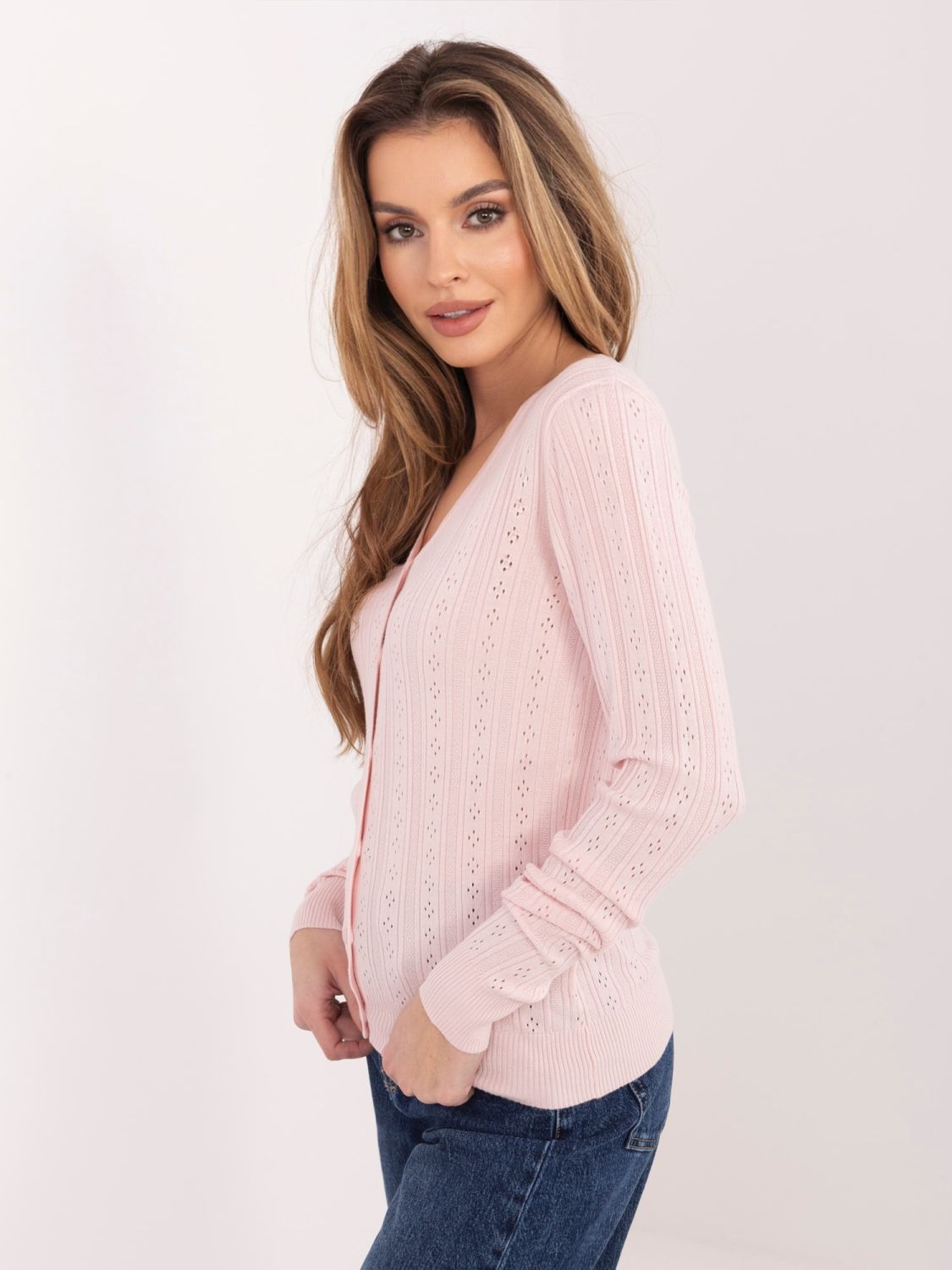 Hellrosa Ajour-Strickpullover mit V-Ausschnitt und Knöpfen