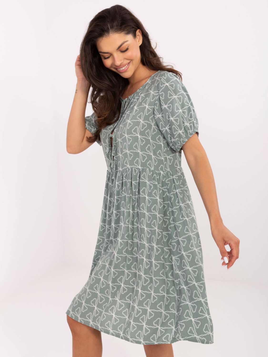 Pistazienfarbene ausgestellte Kleider