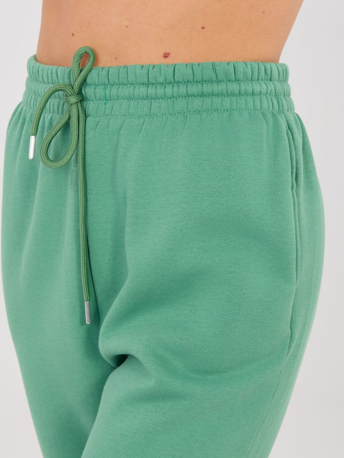 Pistaziengrüne Jogginghose mit hohem Bund