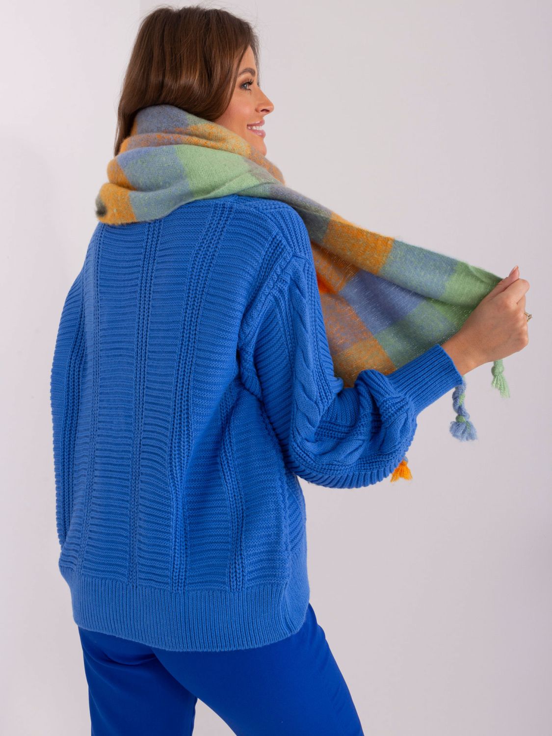 Eleganter orangefarbener Schal mit Fransen