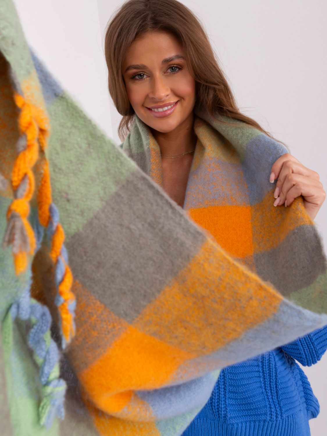 Eleganter orangefarbener Schal mit Fransen