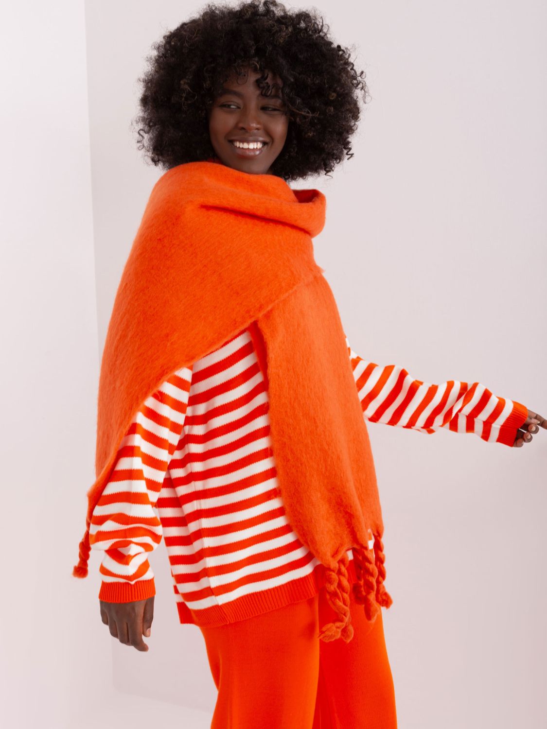 Eleganter orangefarbener Schal