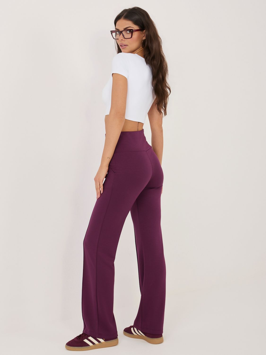 Lila Jogginghose mit geradem Bein