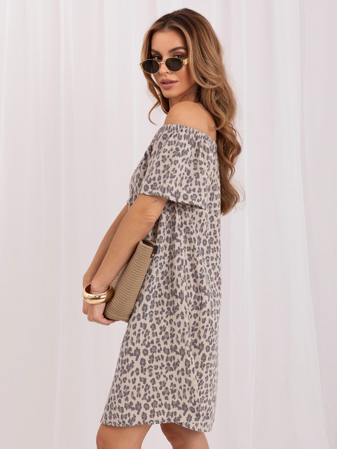 Graues Oversize-Kleid mit Animal-Print und Carmen-Ausschnitt