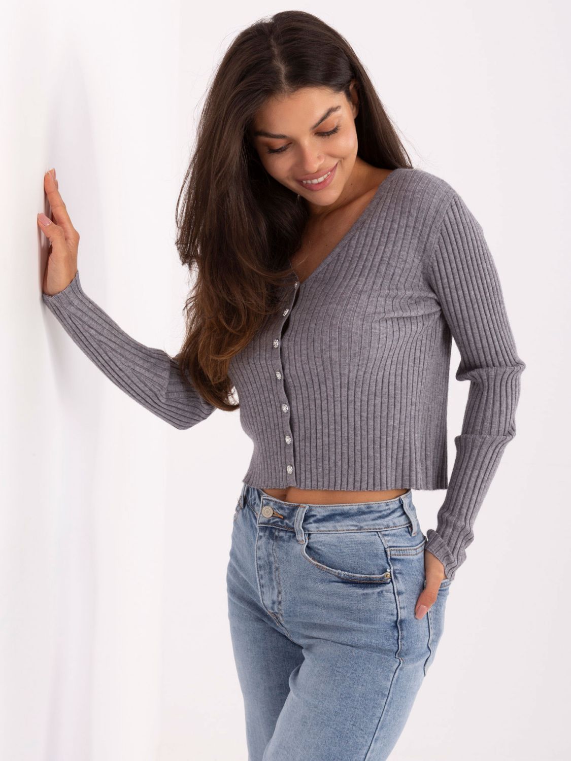 Stylischer grauer Pullover mit V-Ausschnitt
