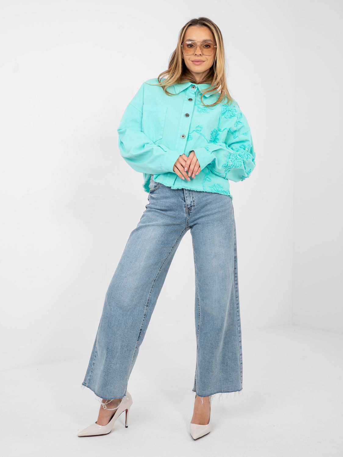 Damen-Jeansjacke in Türkis mit Blumenapplikation