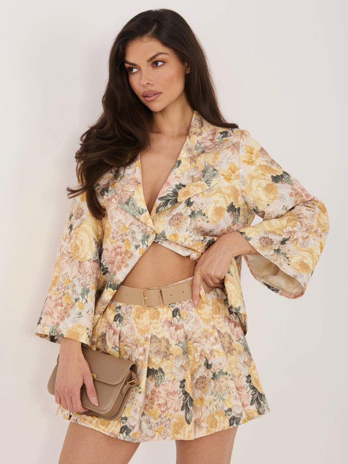 Gelbe Shorts mit Blumenmuster, weitem Bein und Gürtel