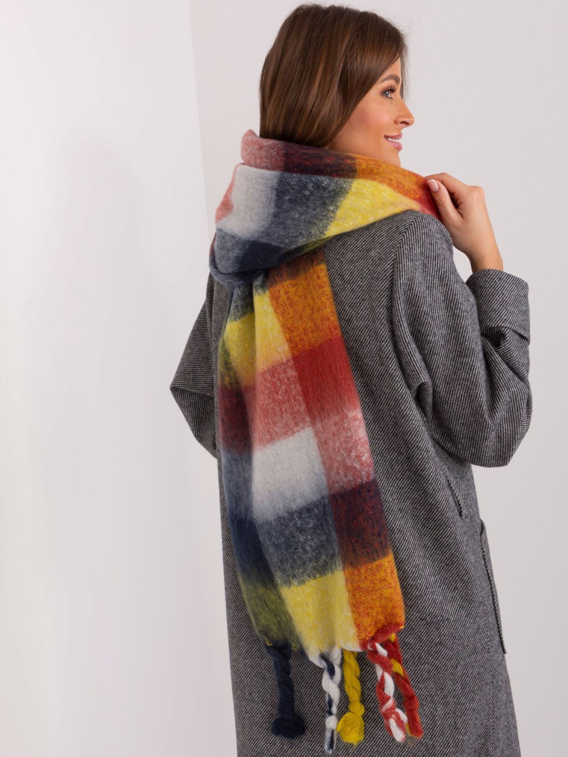 Gelber Schal mit Fransen