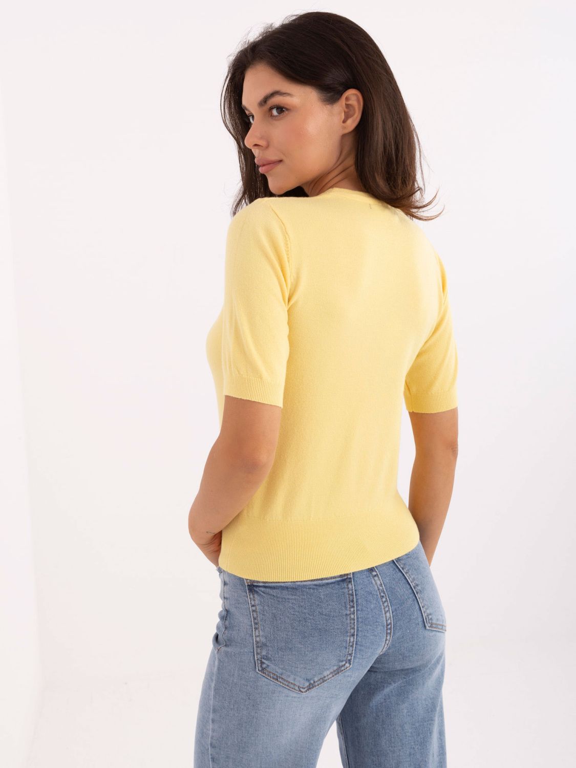 Gelber Pullover mit kurzen Ärmeln