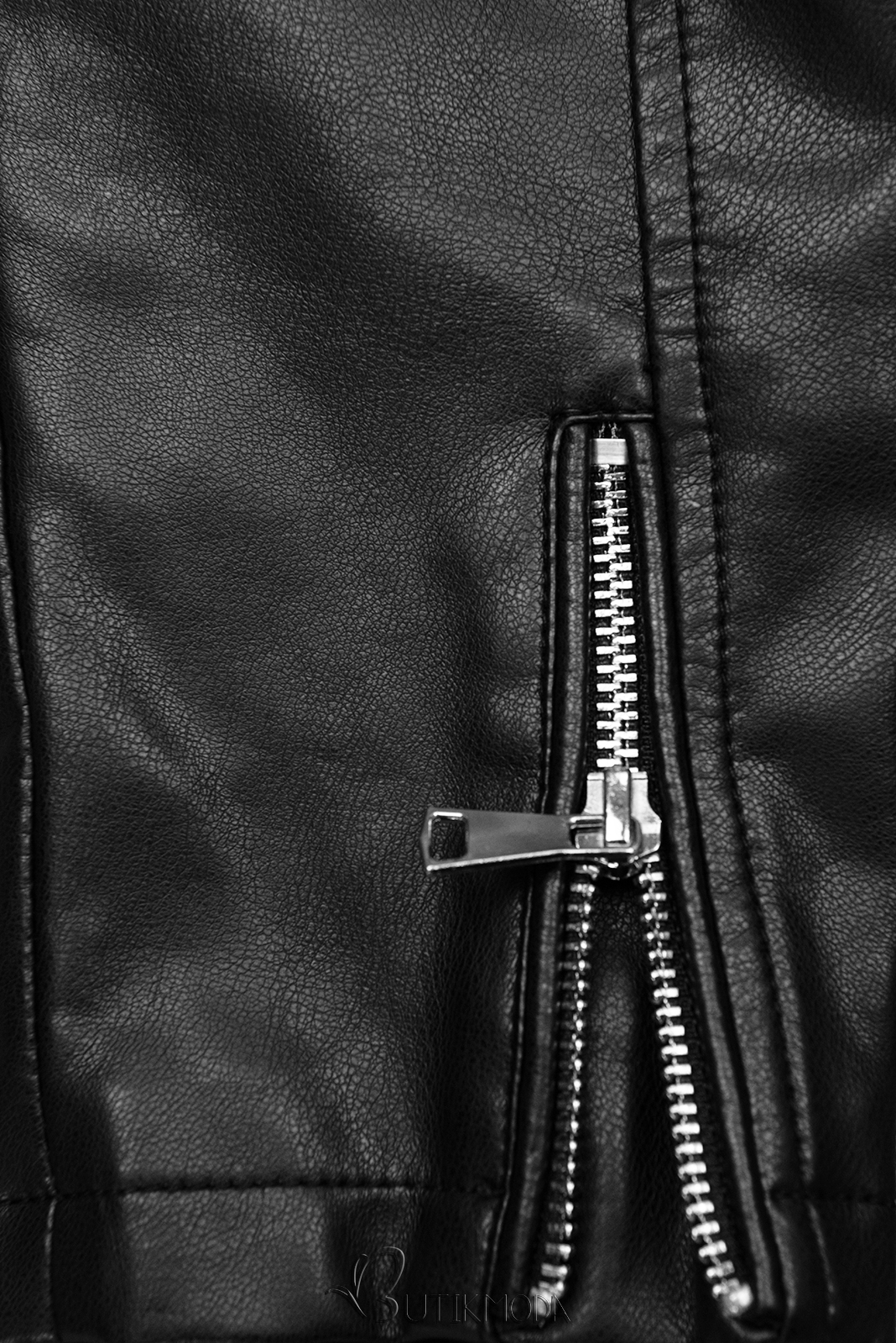 Kunstlederjacke mit schrägem Reißverschluss in Schwarz