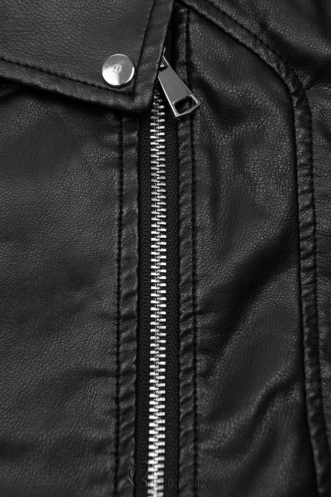 Kunstlederjacke mit schrägem Reißverschluss in Schwarz