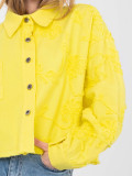 Kurze gelbe Jeansjacke mit Blumenapplikation