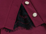 Kleid mit Zierknöpfen und Spitze bordorot