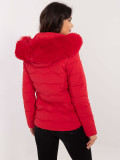 Bequeme rote Winterjacke mit Kapuze