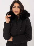 Stylische schwarze Winterjacke mit Kapuze