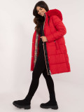 Rote Winterjacke mit Kapuze