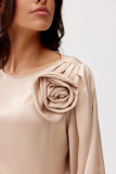 Beigefarbene Bluse Giana mit Rosenapplikation