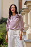 Bluse in Cappuccino mit Rosenapplikation