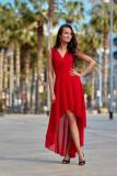 Asymmetrisches rotes Kleid mit Wickelausschnitt