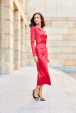Satiniertes Midi-Kleid mit einem langen Ärmel in Rot
