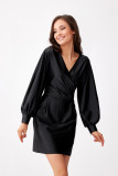 Satiniertes Mini-Kleid mit langen Ärmeln, schwarz