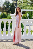 Satiniertes Maxi-Kleid mit einem Schulterträger in Rosa