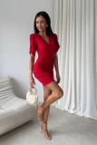 Rotes Mini-Kleid mit Raffungen