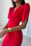 Rotes Midi-Kleid mit Raffungen und V-Ausschnitt