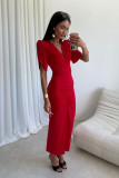 Rotes Midi-Kleid mit Raffungen und V-Ausschnitt