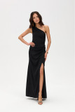 Langes schwarzes Maxi-Kleid mit einem Schulterträger