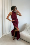 Langes bordeauxrotes Maxikleid mit Schlitz
