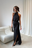 Langes schwarzes Maxikleid mit auffälligem Ausschnitt