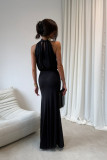 Langes schwarzes Maxikleid mit auffälligem Ausschnitt
