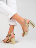 Elegante goldene Sandalen mit Absatz