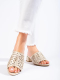 Luftige goldene Sandalen mit niedrigem Absatz