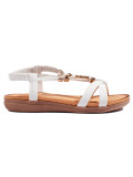 Weiße Sandalen mit dekorativen Elementen