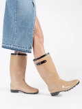 Beige hohe lackierte Gummistiefel