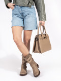 Beige Damenstiefeletten mit niedrigem Absatz und Schnallen