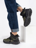 Schwarze und grüne gefütterte Wanderschuhe