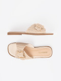 Beige Sandalen mit weißem Karomuster und Schnalle