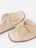 Beige Sandalen mit weißem Karomuster und Schnalle