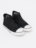 Luftige schwarze Sneakers