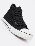 Luftige schwarze Sneakers