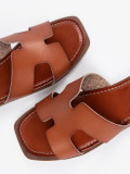 Braune Slipper mit offener Spitze