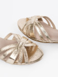 Elegante goldene Sandalen mit niedrigem Absatz