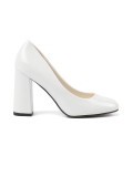 Weiße lackierte Pumps