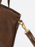 Braune Tasche mit goldenen Elementen