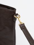 Dunkelbraune Tasche mit goldenen Elementen