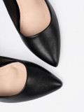 Klassische schwarze Pumps mit Absatz