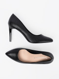 Klassische schwarze Pumps mit Absatz